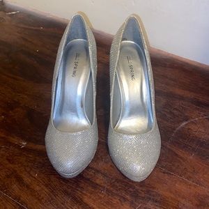 Size 8 heels, silver, it’s glitter material so the glitter will not fall off
